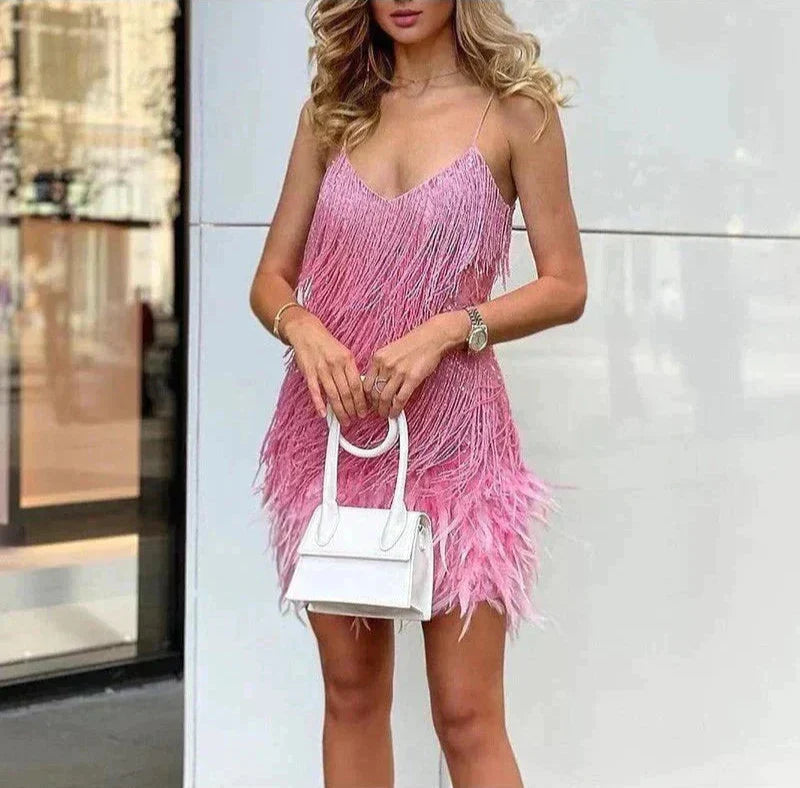 "Luxe veren mini-jurk met elegante snit en flatterend design, perfect voor een avond vol glamour en stijl."
