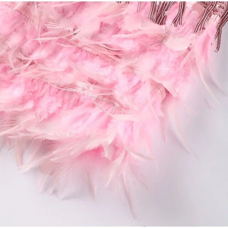 "Luxe veren mini-jurk met elegante snit en flatterend design, perfect voor een avond vol glamour en stijl."