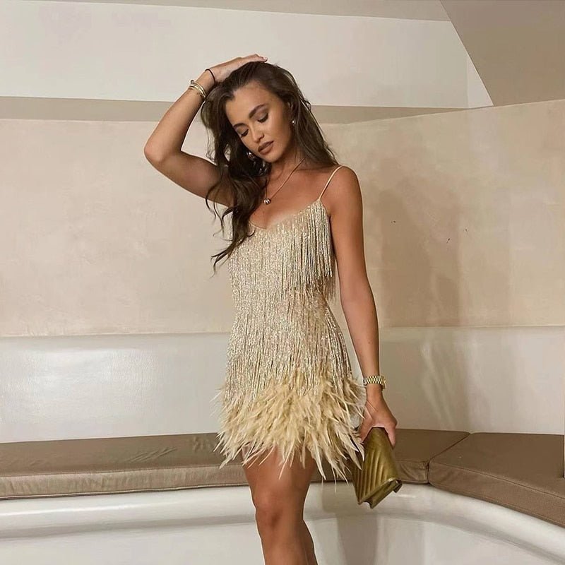 "Luxe veren mini-jurk met elegante snit en flatterend design, perfect voor een avond vol glamour en stijl."