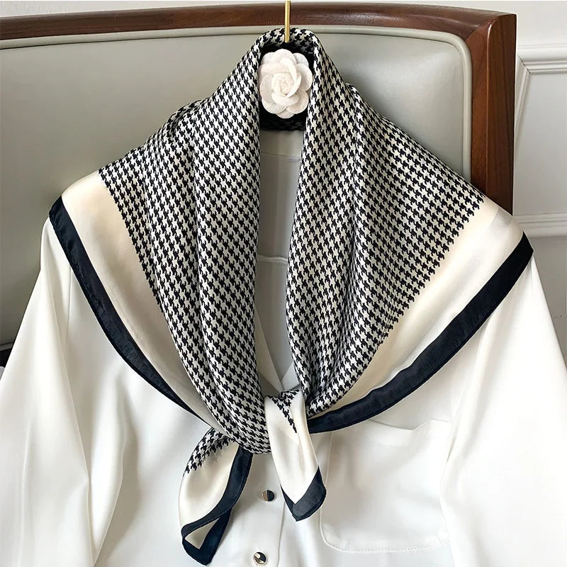 "Luxe zijden sjaal met elegant ruitenpatroon, zacht en glanzend voor stijlvolle damesoutfits."
