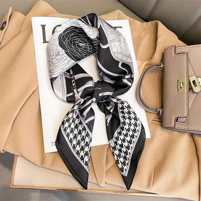 "Luxe zijden sjaal met elegant ruitenpatroon, zacht en glanzend voor stijlvolle damesoutfits."