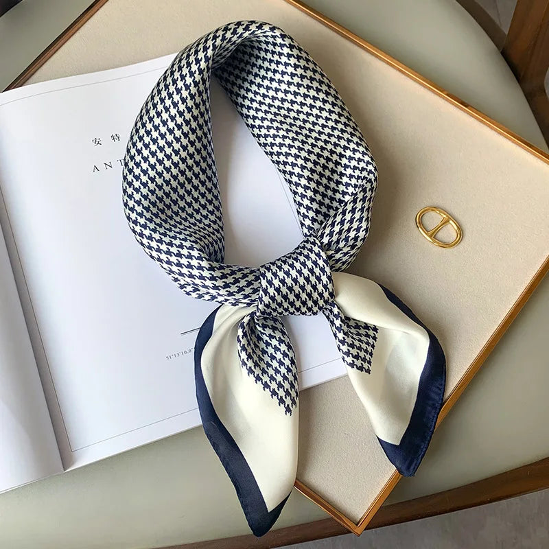 "Luxe zijden sjaal met elegant ruitenpatroon, zacht en glanzend voor stijlvolle damesoutfits."