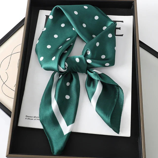 "Luxe zijden sjaal voor vrouwen met elegant ruitpatroon, satijnen afwerking, veelzijdig als accessoire. 70x70cm."