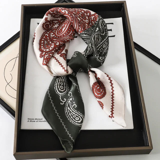 "Luxe zijden sjaal voor vrouwen met elegant ruitpatroon, satijnen afwerking, veelzijdig als accessoire. 70x70cm."