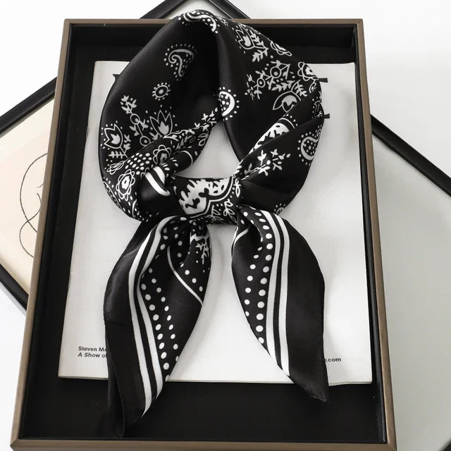 "Luxe zijden sjaal voor vrouwen met elegant ruitpatroon, satijnen afwerking, veelzijdig als accessoire. 70x70cm."