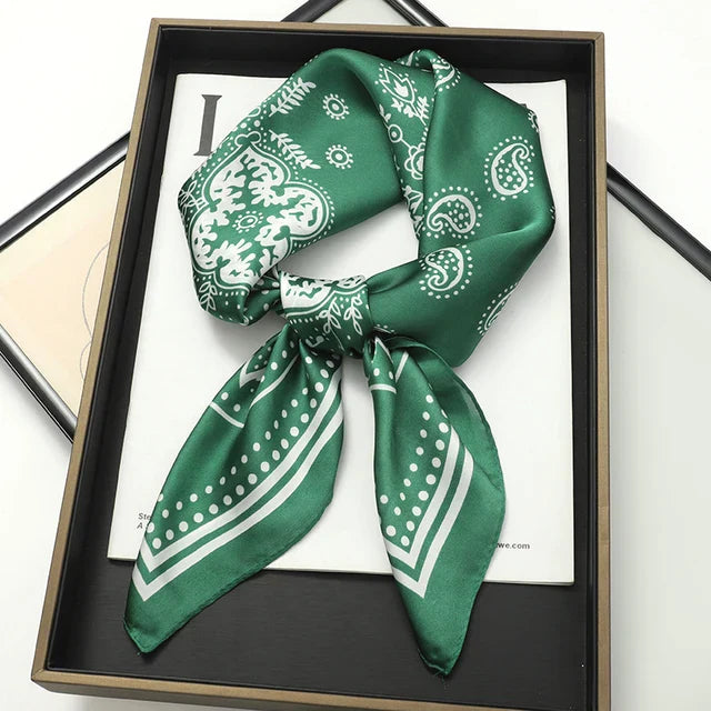 "Luxe zijden sjaal voor vrouwen met elegant ruitpatroon, satijnen afwerking, veelzijdig als accessoire. 70x70cm."