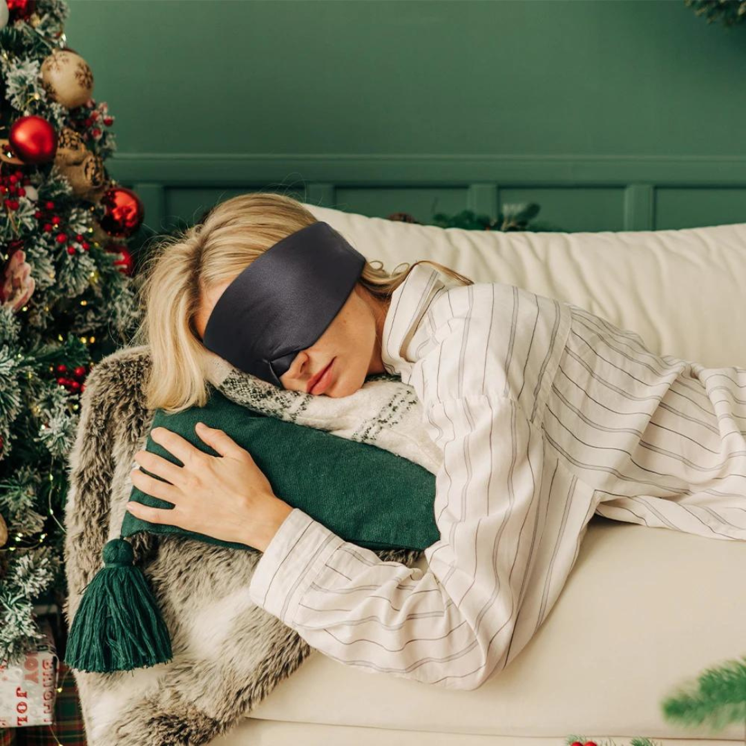 "Luxe zijden slaapmasker met 100% moerbeizijde, zijdezacht, hypoallergeen, effectief lichtblokkerend voor optimale rust."