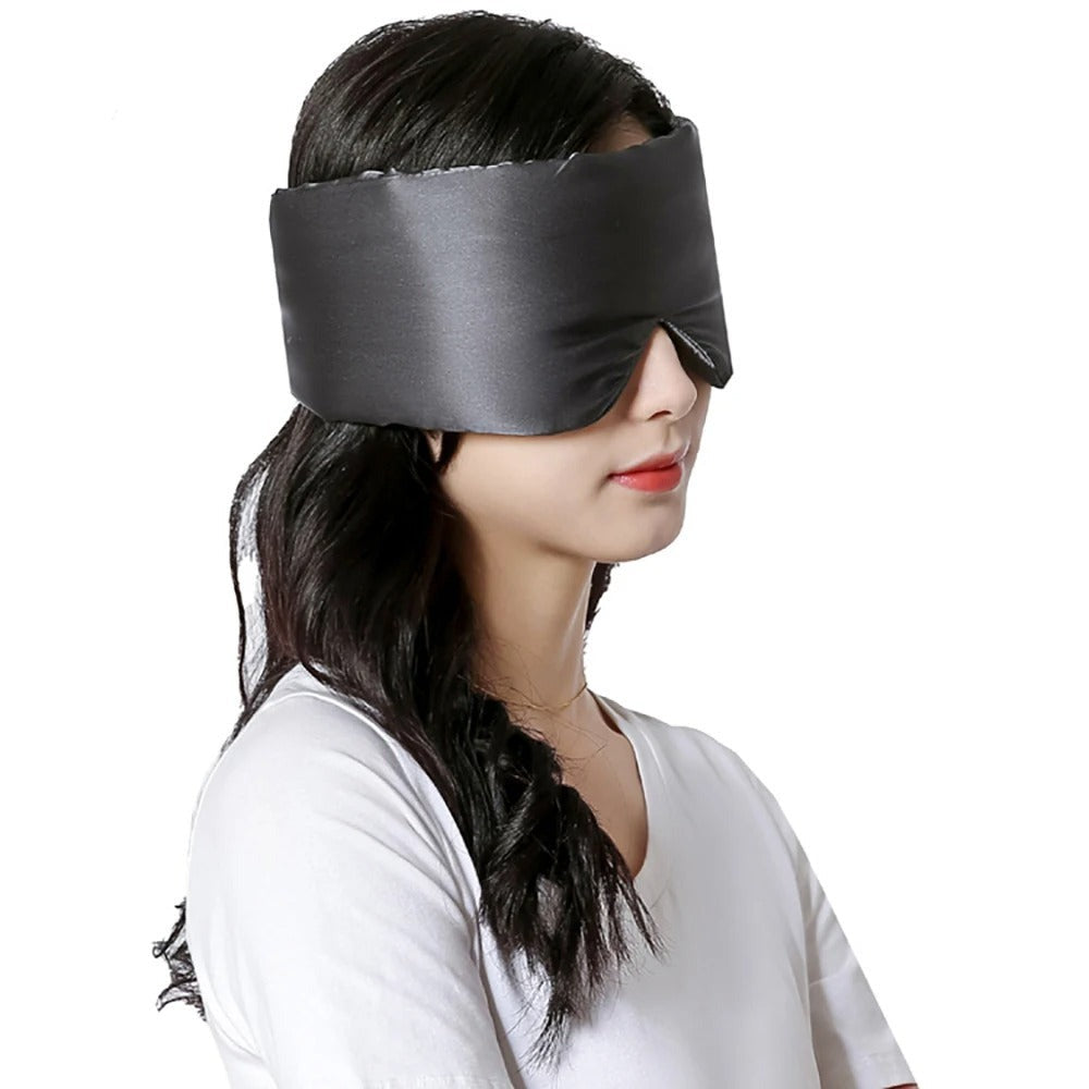 "Luxe zijden slaapmasker met 100% moerbeizijde, zijdezacht, hypoallergeen, effectief lichtblokkerend voor optimale rust."