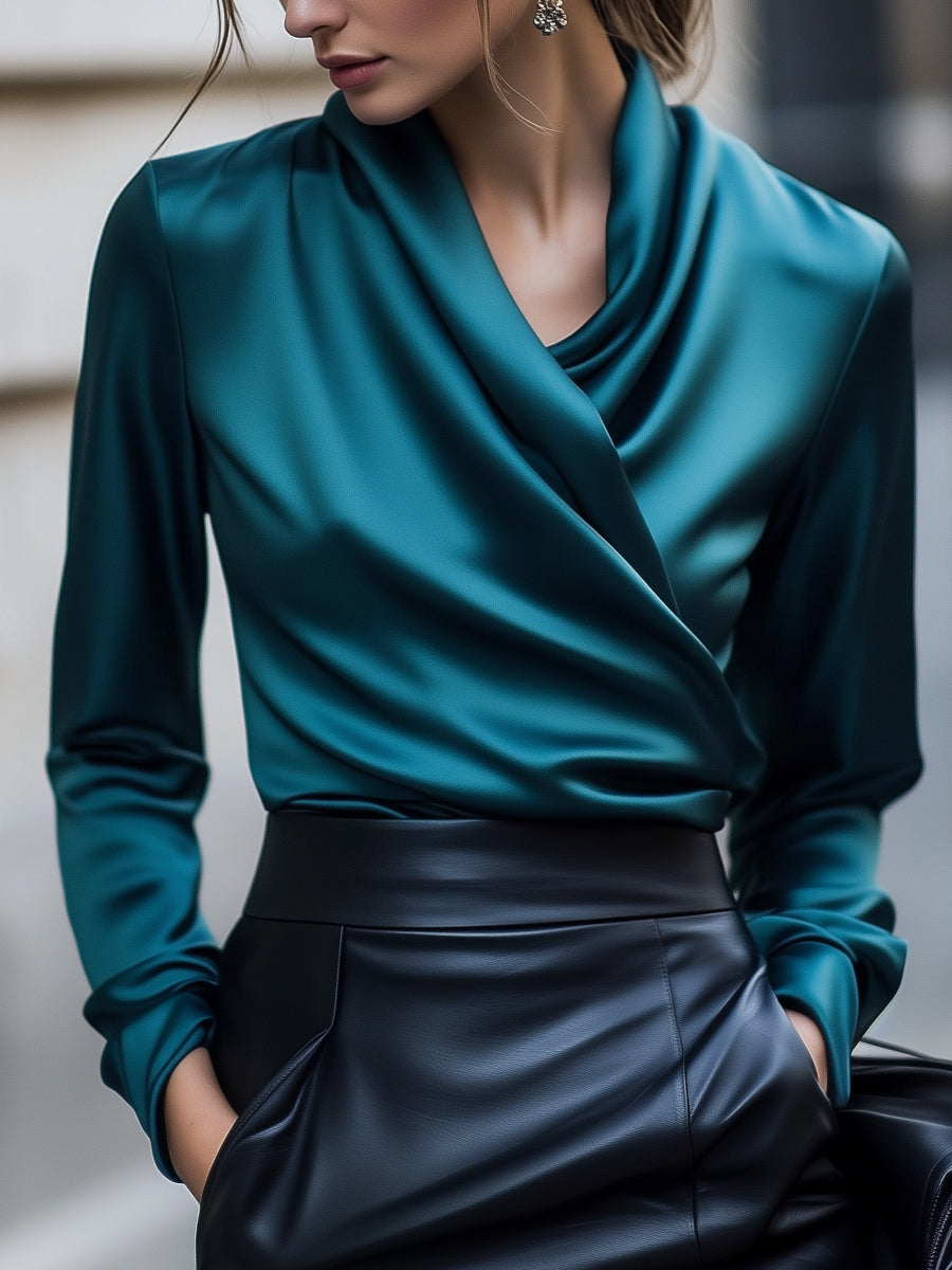 "Luxueuze Bohemen mini-jurk, satijnen textuur, met uniek kruisaccent, perfecte zomerstijl voor elegante dames."