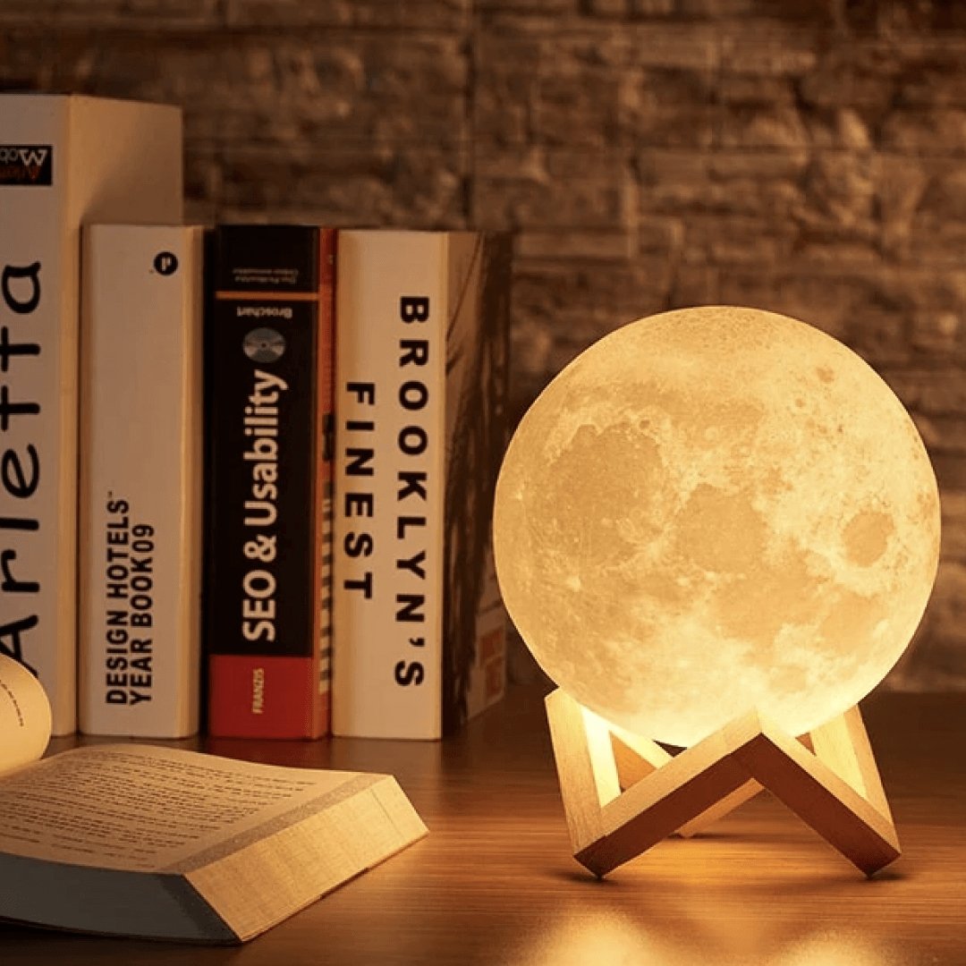 "Magische maanlamp met 3D-geprint maanoppervlak op houten stand, met draadloze touch control voor sfeervolle verlichting."