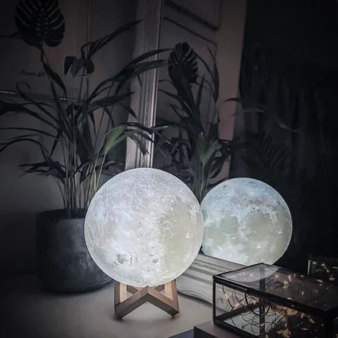 "Magische maanlamp met 3D-geprint maanoppervlak op houten stand, met draadloze touch control voor sfeervolle verlichting."