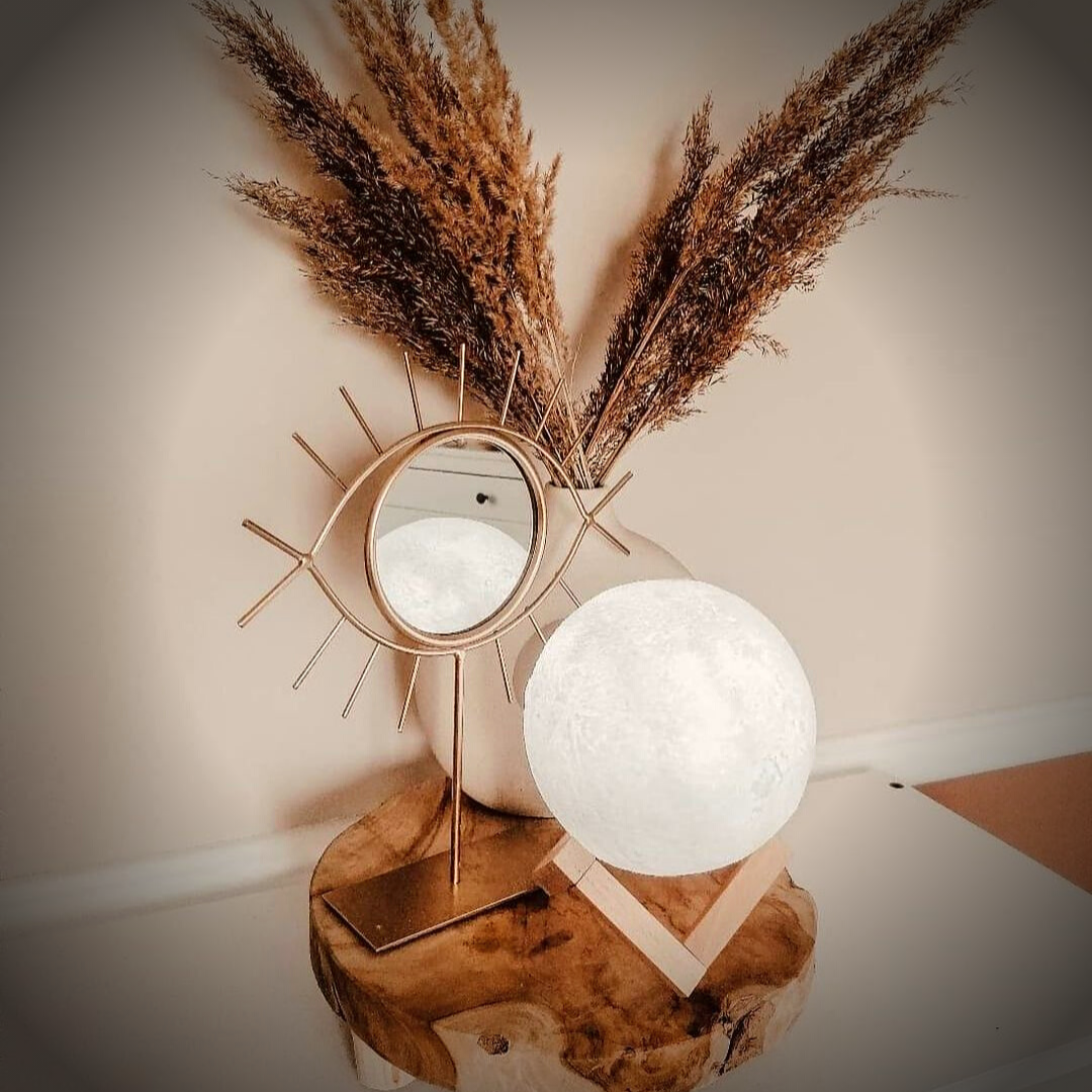 "Magische maanlamp met 3D-geprint maanoppervlak op houten stand, met draadloze touch control voor sfeervolle verlichting."