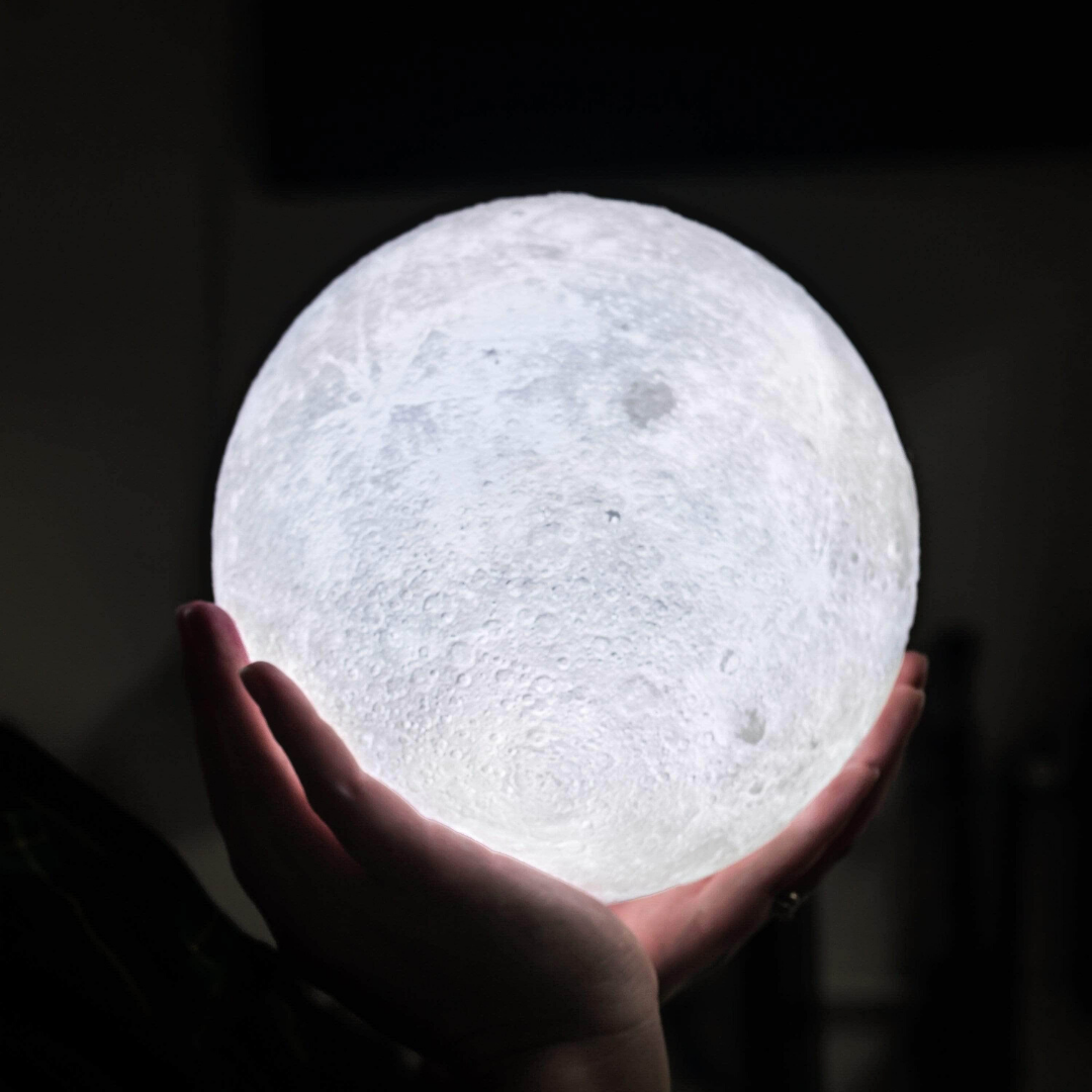 "Magische maanlamp met 3D-geprint maanoppervlak op houten stand, met draadloze touch control voor sfeervolle verlichting."