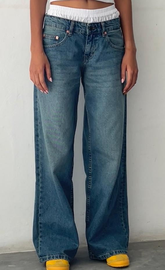 "MILA Low-Rise Jeans in trendy blauw stretchdenim, comfortabele pasvorm voor dames, ideaal voor stijlvolle outfits."