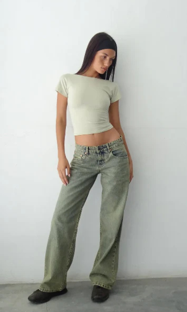 "MILA Low-Rise Jeans in trendy blauw stretchdenim, comfortabele pasvorm voor dames, ideaal voor stijlvolle outfits."