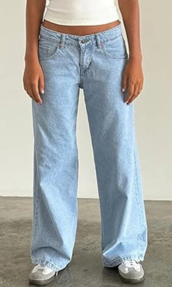 "MILA Low-Rise Jeans in trendy blauw stretchdenim, comfortabele pasvorm voor dames, ideaal voor stijlvolle outfits."