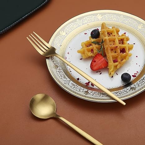 "Minimalistisch bestekset in luxe, tijdloos design van roestvrij staal, verkrijgbaar in goud, roségoud, zwart en zilver."