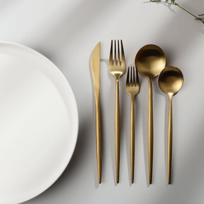 "Minimalistisch bestekset in luxe, tijdloos design van roestvrij staal, verkrijgbaar in goud, roségoud, zwart en zilver."