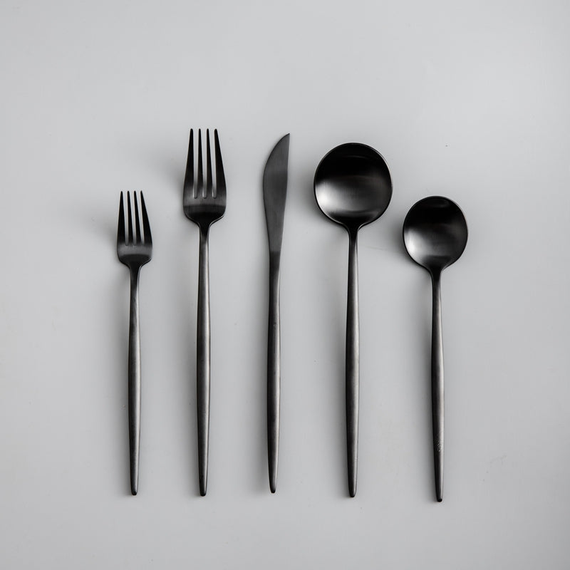 "Minimalistisch bestekset in luxe, tijdloos design van roestvrij staal, verkrijgbaar in goud, roségoud, zwart en zilver."