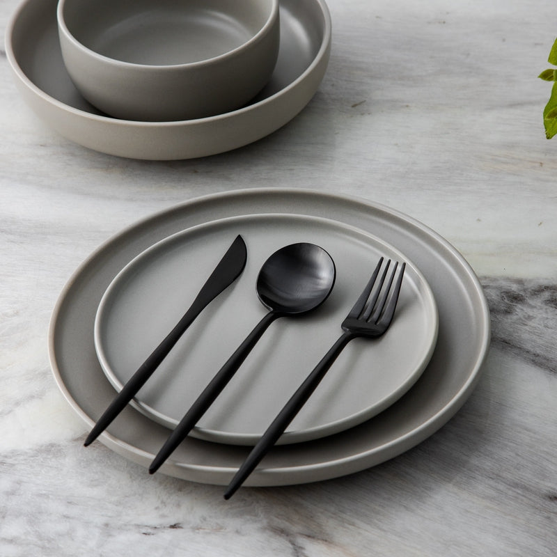 "Minimalistisch bestekset in luxe, tijdloos design van roestvrij staal, verkrijgbaar in goud, roségoud, zwart en zilver."