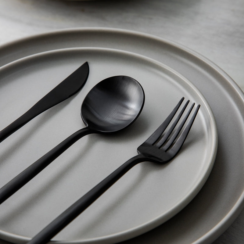 "Minimalistisch bestekset in luxe, tijdloos design van roestvrij staal, verkrijgbaar in goud, roségoud, zwart en zilver."