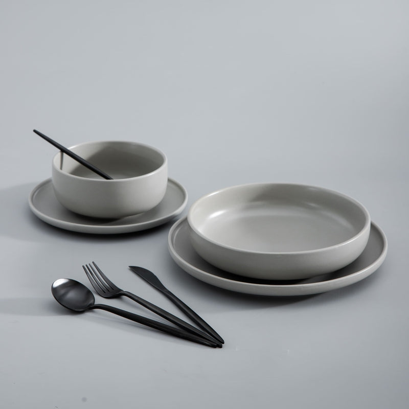 "Minimalistisch bestekset in luxe, tijdloos design van roestvrij staal, verkrijgbaar in goud, roségoud, zwart en zilver."