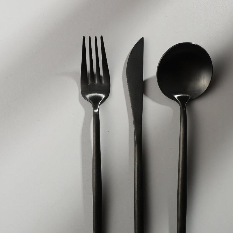 "Minimalistisch bestekset in luxe, tijdloos design van roestvrij staal, verkrijgbaar in goud, roségoud, zwart en zilver."