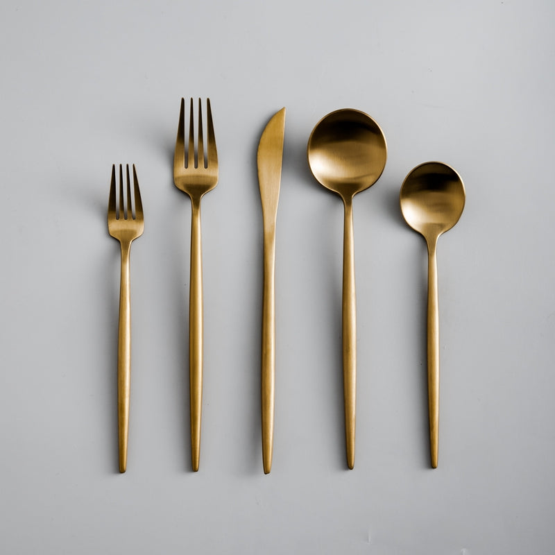 "Minimalistisch bestekset in luxe, tijdloos design van roestvrij staal, verkrijgbaar in goud, roségoud, zwart en zilver."