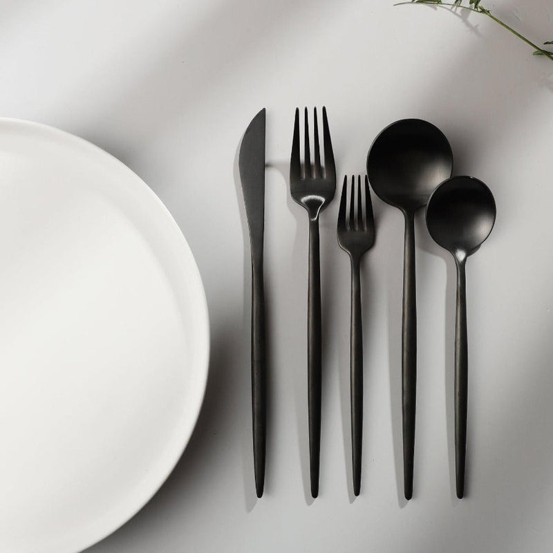 "Minimalistisch bestekset in luxe, tijdloos design van roestvrij staal, verkrijgbaar in goud, roségoud, zwart en zilver."