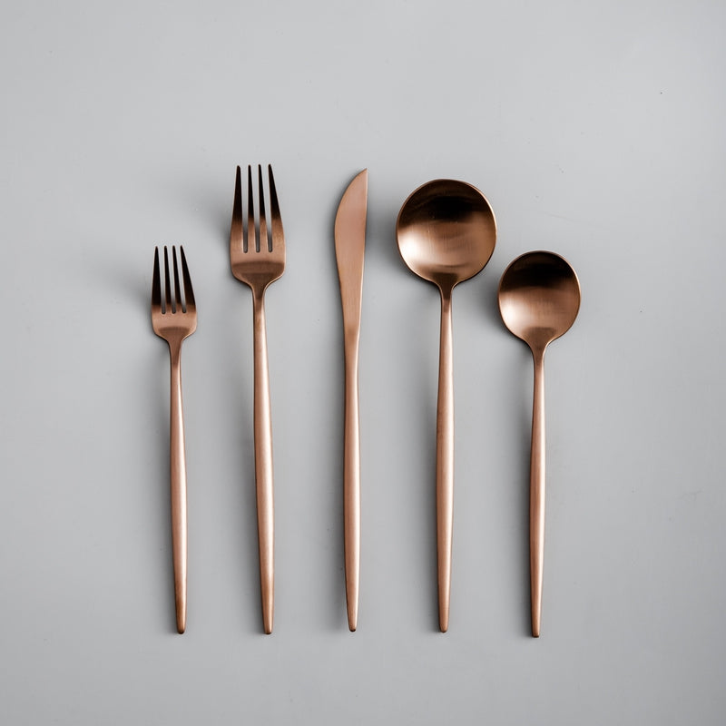 "Minimalistisch bestekset in luxe, tijdloos design van roestvrij staal, verkrijgbaar in goud, roségoud, zwart en zilver."