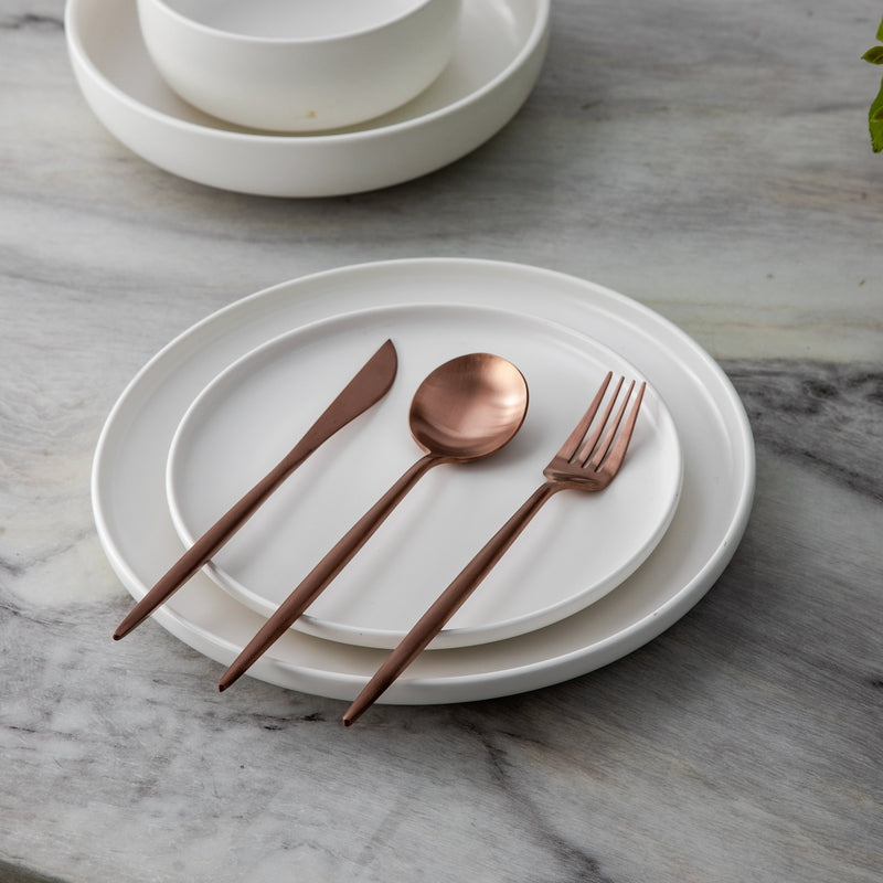 "Minimalistisch bestekset in luxe, tijdloos design van roestvrij staal, verkrijgbaar in goud, roségoud, zwart en zilver."