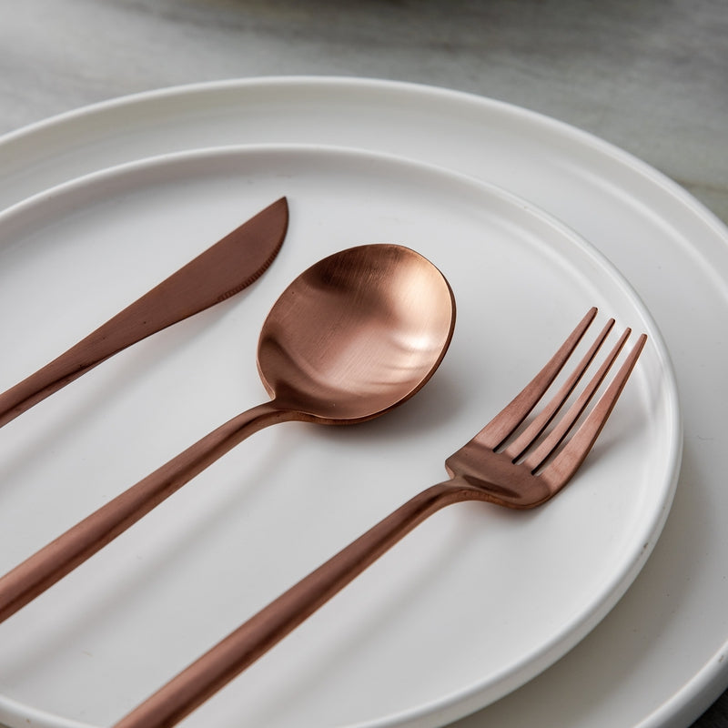 "Minimalistisch bestekset in luxe, tijdloos design van roestvrij staal, verkrijgbaar in goud, roségoud, zwart en zilver."