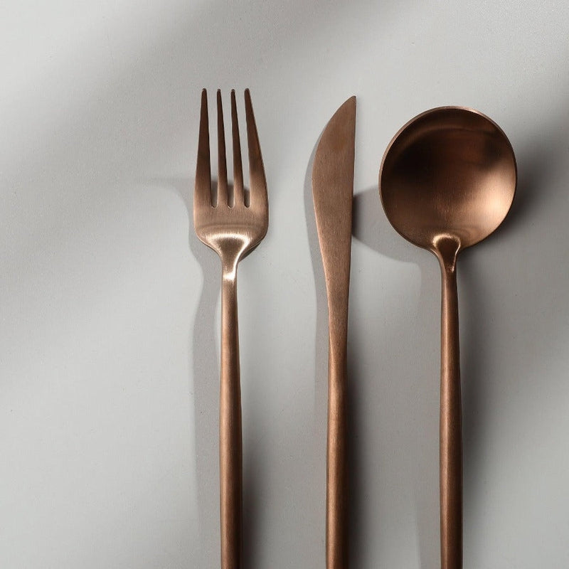 "Minimalistisch bestekset in luxe, tijdloos design van roestvrij staal, verkrijgbaar in goud, roségoud, zwart en zilver."