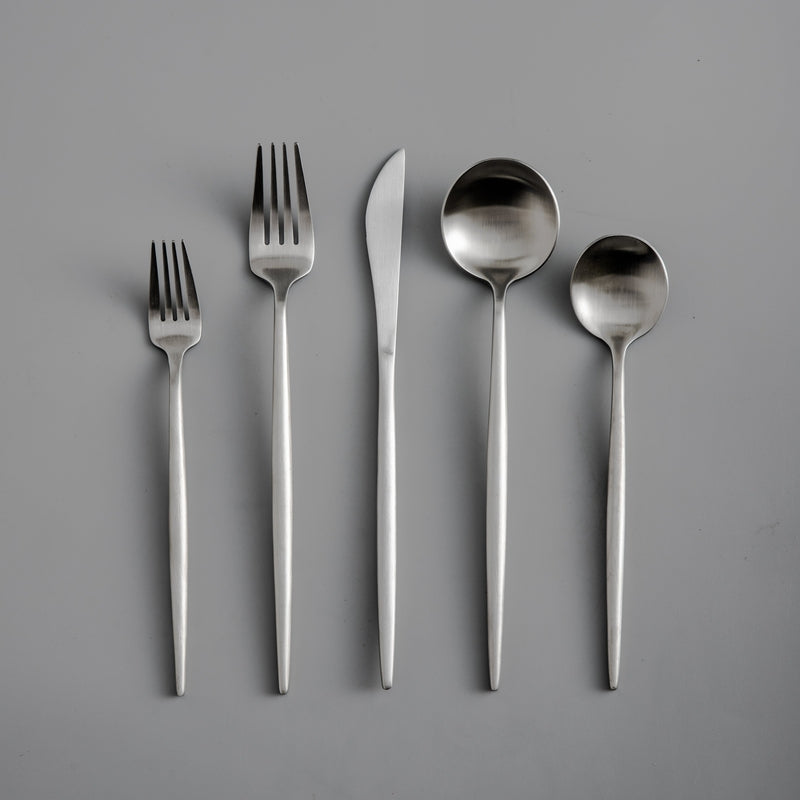 "Minimalistisch bestekset in luxe, tijdloos design van roestvrij staal, verkrijgbaar in goud, roségoud, zwart en zilver."