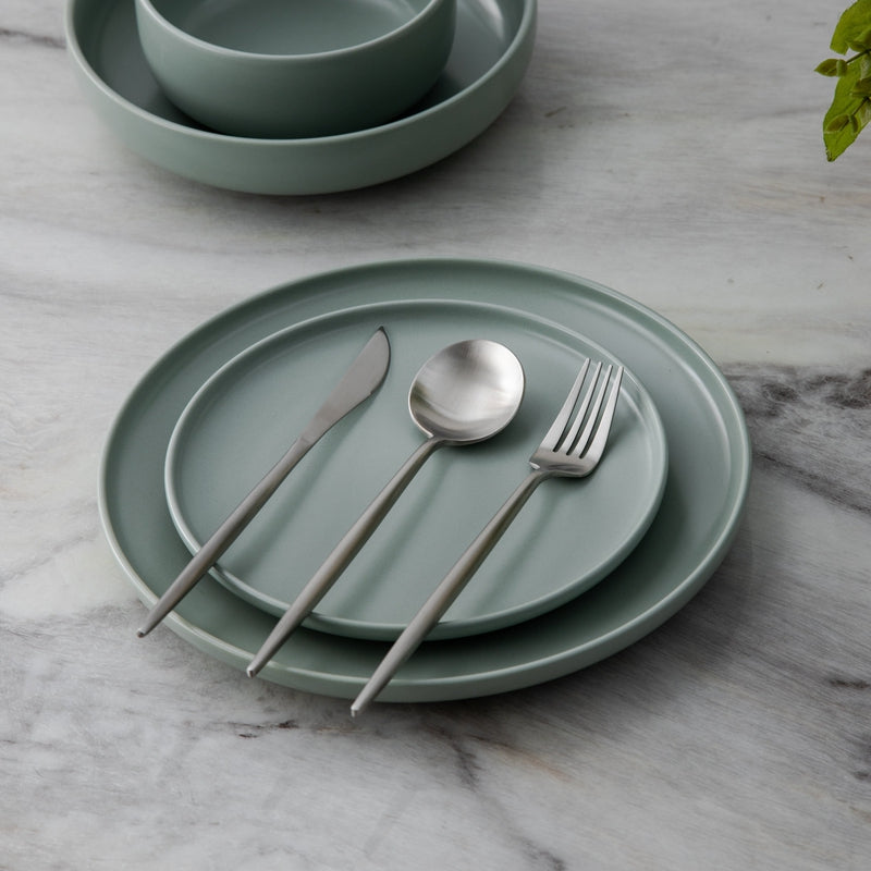 "Minimalistisch bestekset in luxe, tijdloos design van roestvrij staal, verkrijgbaar in goud, roségoud, zwart en zilver."