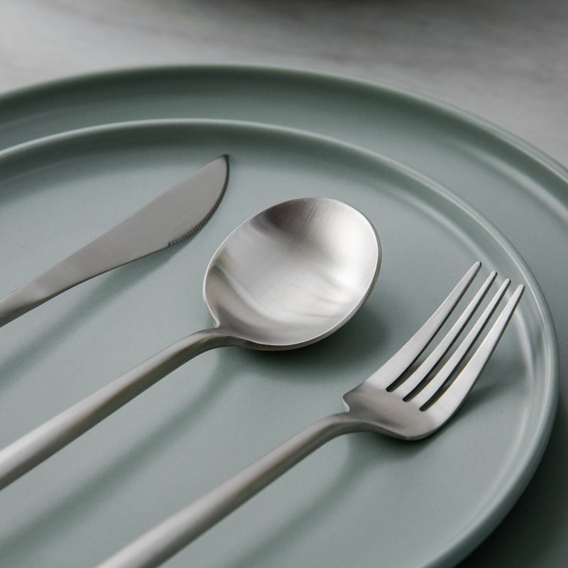 "Minimalistisch bestekset in luxe, tijdloos design van roestvrij staal, verkrijgbaar in goud, roségoud, zwart en zilver."