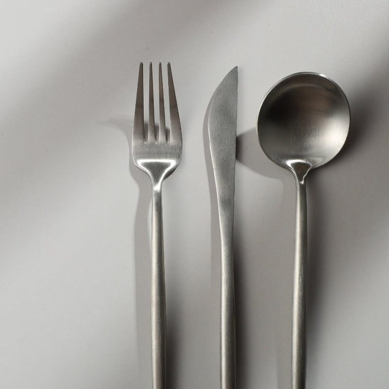 "Minimalistisch bestekset in luxe, tijdloos design van roestvrij staal, verkrijgbaar in goud, roségoud, zwart en zilver."