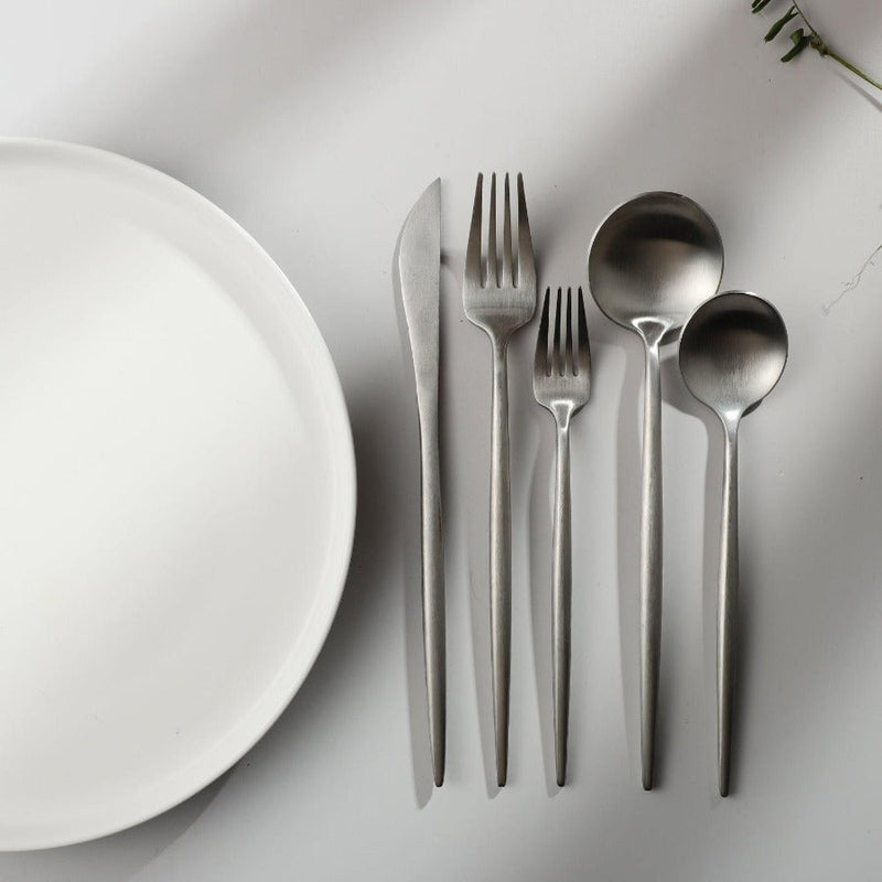 "Minimalistisch bestekset in luxe, tijdloos design van roestvrij staal, verkrijgbaar in goud, roségoud, zwart en zilver."