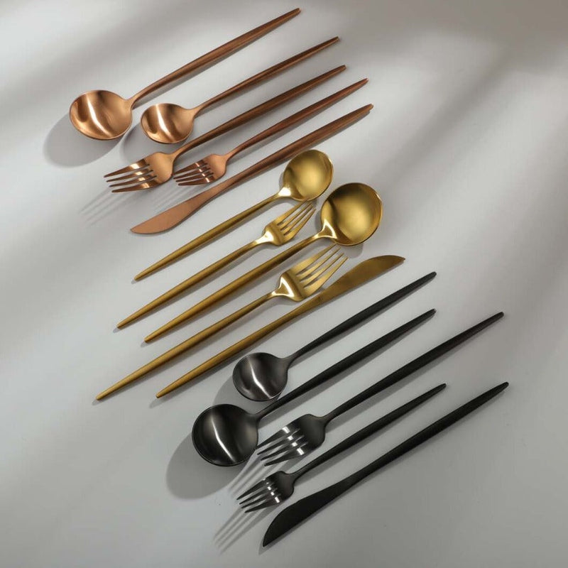 "Minimalistisch bestekset in luxe, tijdloos design van roestvrij staal, verkrijgbaar in goud, roségoud, zwart en zilver."