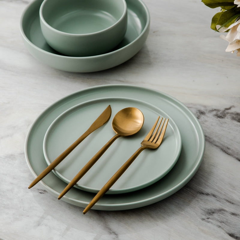 "Minimalistisch bestekset in luxe, tijdloos design van roestvrij staal, verkrijgbaar in goud, roségoud, zwart en zilver."