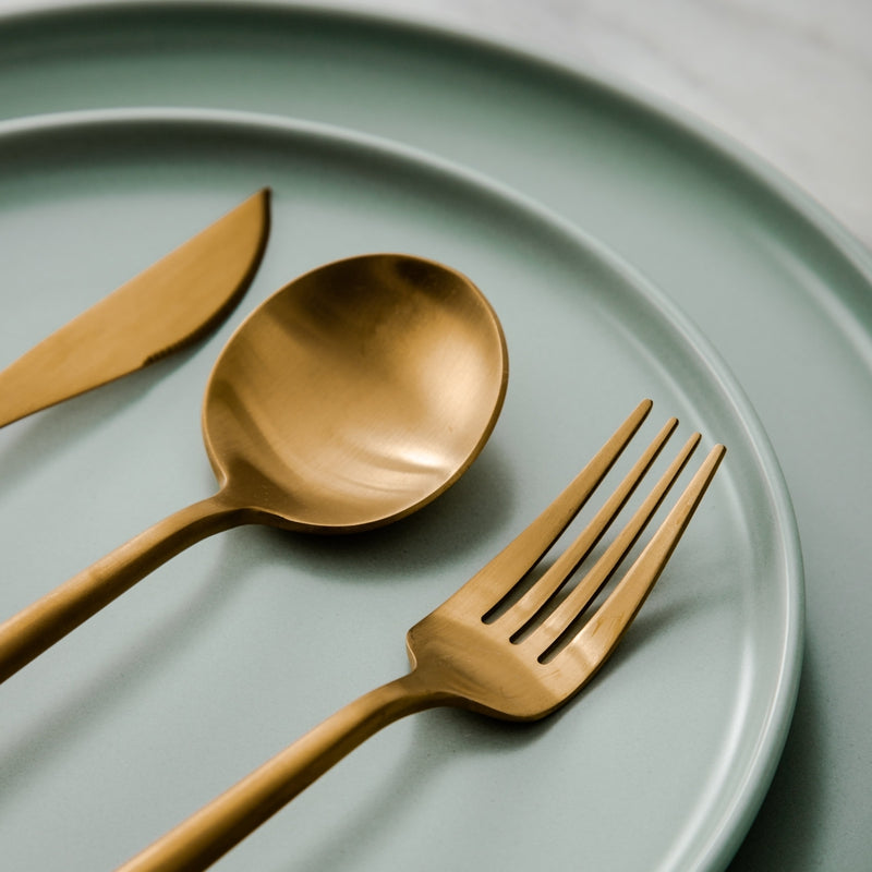 "Minimalistisch bestekset in luxe, tijdloos design van roestvrij staal, verkrijgbaar in goud, roségoud, zwart en zilver."
