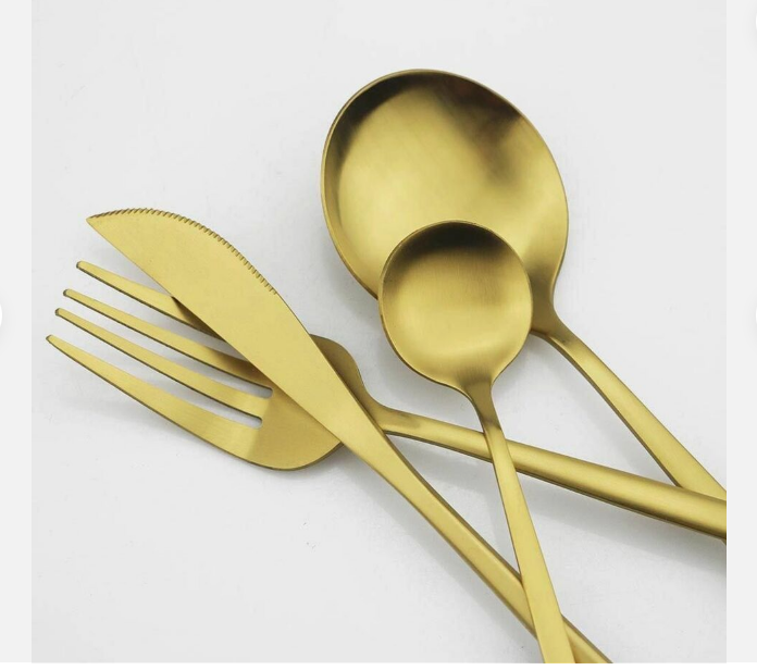 "Minimalistisch bestekset in luxe, tijdloos design van roestvrij staal, verkrijgbaar in goud, roségoud, zwart en zilver."