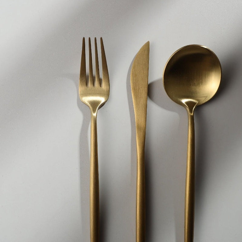 "Minimalistisch bestekset in luxe, tijdloos design van roestvrij staal, verkrijgbaar in goud, roségoud, zwart en zilver."