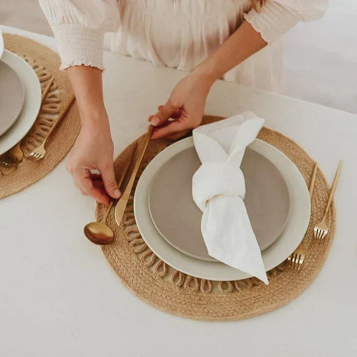 "Minimalistisch bestekset in luxe, tijdloos design van roestvrij staal, verkrijgbaar in goud, roségoud, zwart en zilver."