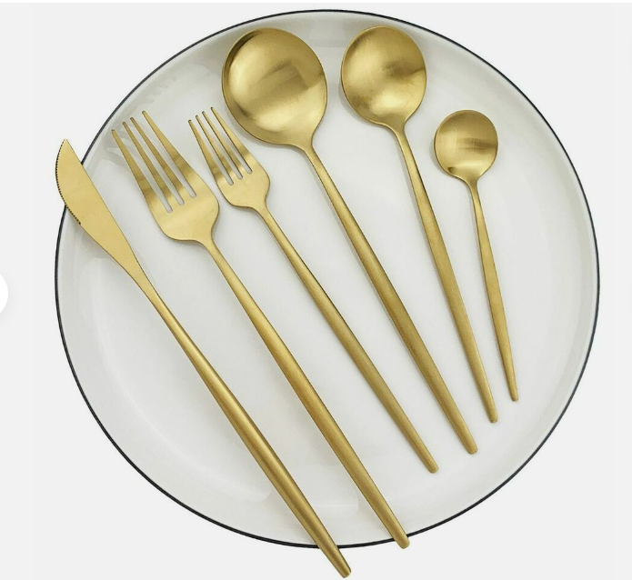"Minimalistisch bestekset in luxe, tijdloos design van roestvrij staal, verkrijgbaar in goud, roségoud, zwart en zilver."