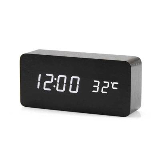"Minimalistische digitale LED wekker met spraakbesturing, modern design, helder LED-display, past in elke slaapkamer."