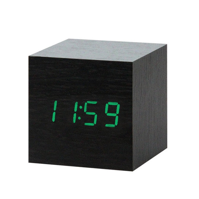 "Minimalistische digitale LED wekker met spraakbesturing, modern design, helder LED-display, past in elke slaapkamer."