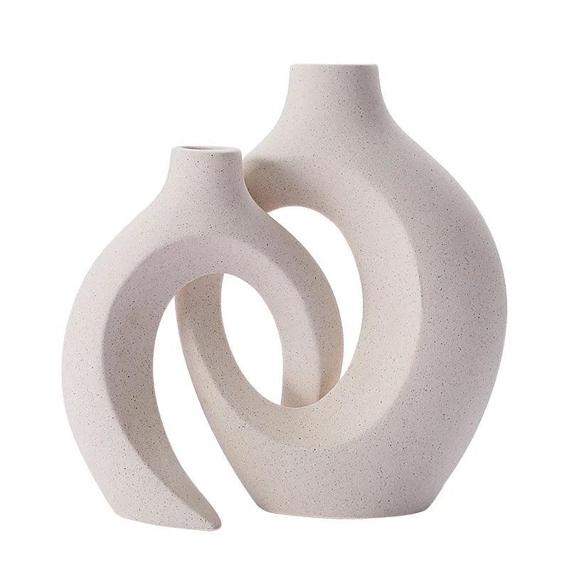 "Minimalistische keramische vazen set met elegante, stijlvolle vormen geschikt voor modern en klassiek interieur."