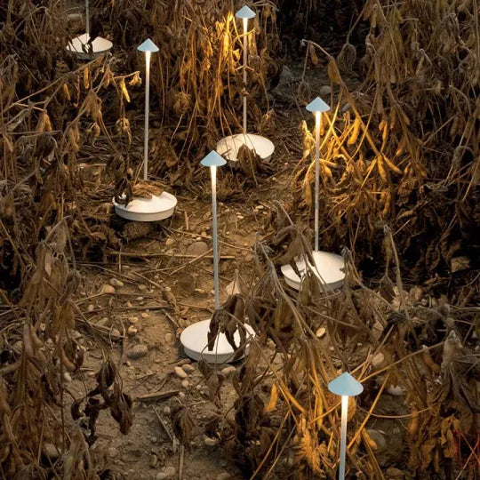 "Minimalistische LED tafellamp, waterdicht en dimbaar, elegant ontwerp; ideale sfeerverlichting voor binnen en buiten."