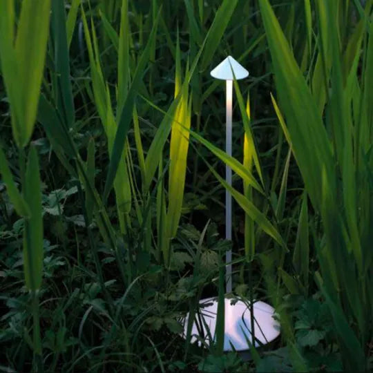"Minimalistische LED tafellamp, waterdicht en dimbaar, elegant ontwerp; ideale sfeerverlichting voor binnen en buiten."